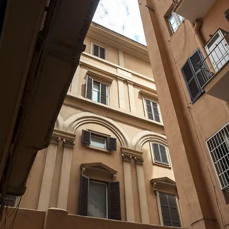 ترينيتي لوكشري روومز 4*