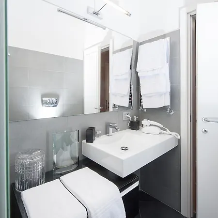 ترينيتي لوكشري روومز روما