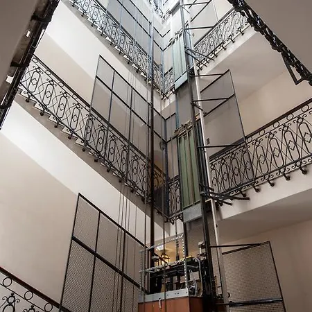 ترينيتي لوكشري روومز 4*